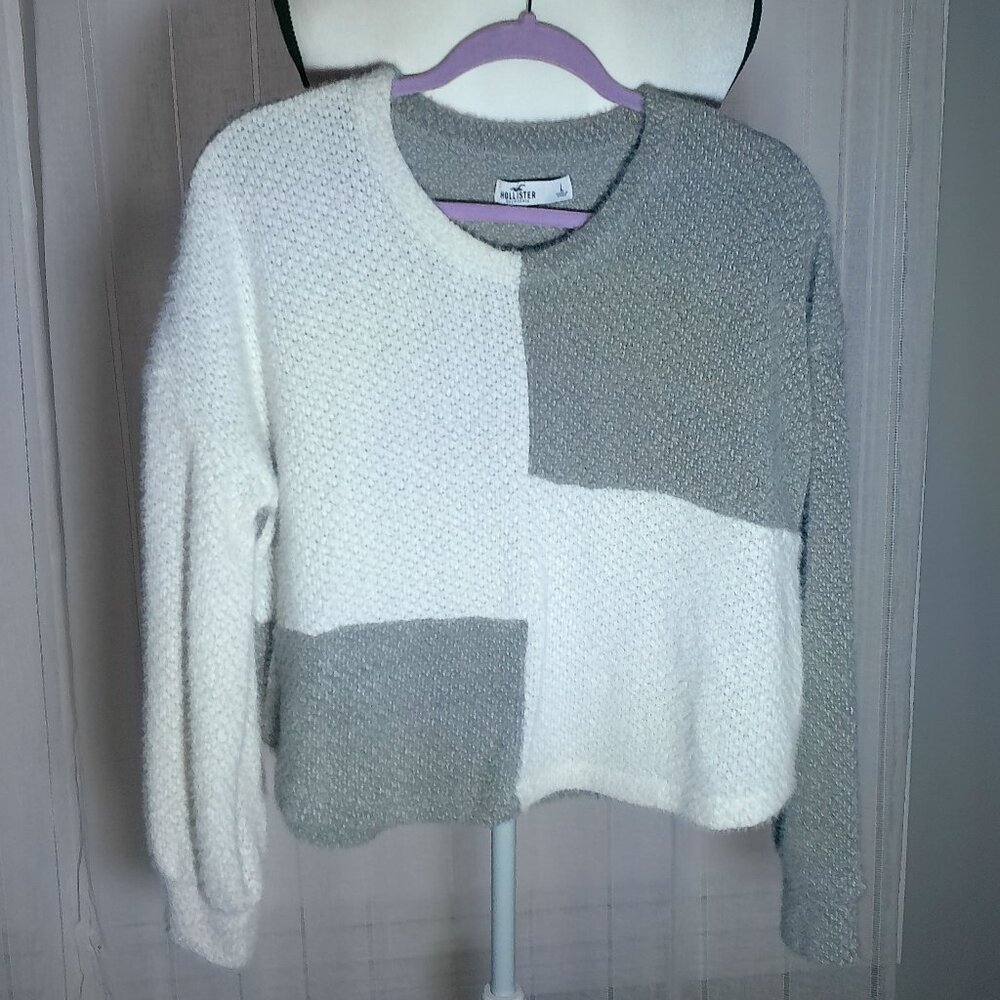 HOLLISTER Long Sleeve Scoop Neck Gray & White Colorblocked Cropped Sweater L